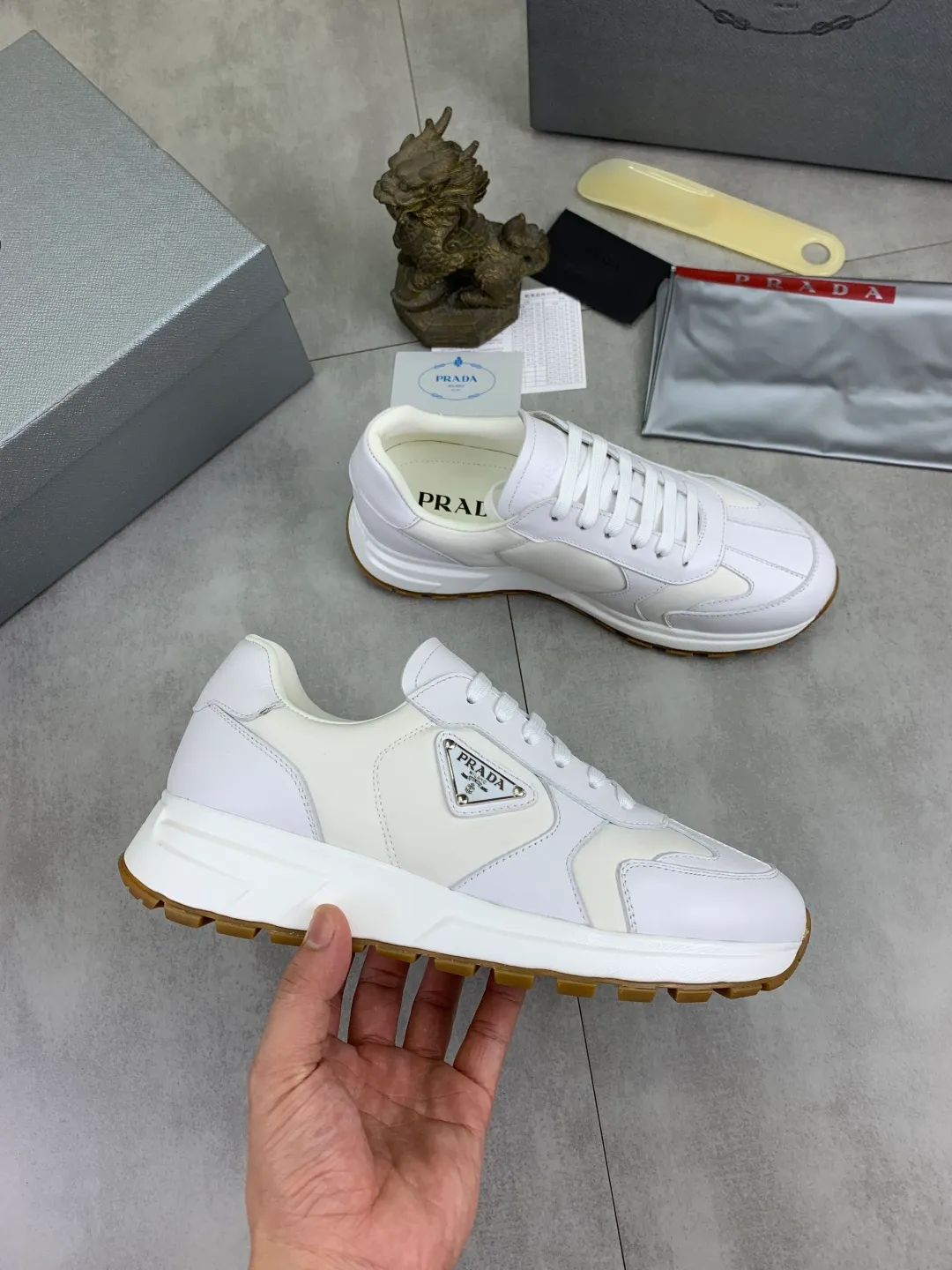Men's men's shoes 💰P560 💰 [New style] popular models on the official website, 🆘 Trendy brand (Prada) mainly promotes popular models, avant-garde and versatile fashionable men's shoes private version mold opening, cowhide surface splicing 1:1.. Fashionable and simple, original imported cowhide lining cowhide feet; the atmosphere and personality are more fashionable, eye-catching and pursuing class. It will subvert the old idea and be a must-have for fashion trendsetters with you! Must keep it! Tall and comfortable, large and low, high-end quality workmanship. Size: 38-44 3️⃣colors available.